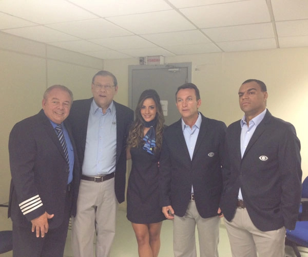 As estrelas da Band compareceram no lan&ccedil;amento do avi&atilde;o Band-Azul para a Copa do Mundo. Da esquerda para a direita: Luciano do Valle, Milton Neves, Paloma Tocci, Neto e Den&iacute;lson.