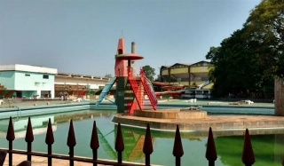 Policiais isolam as piscinas da Lusa