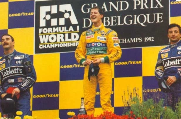 No pódio, após conquistar seu primeiro triunfo na Fórmula 1, no GP da Bélgica de 1992, em Spa-Francorchams, ladeado por Nigel Mansell (à esquerda) e Riccardo Patrese. Foto: Divulgação