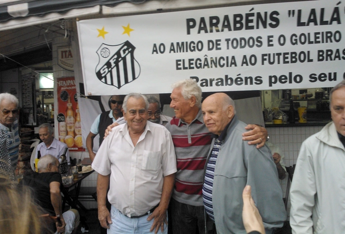 O encontro aconteceu em 2012, no aniversário do ex-goleiro Lalá. Na parte esquerda da imagem, em pé, estão Maneco e Geraldino, ambos de óculos escuros. No canto direito, com apenas metade do corpo aparecendo, está Aluísio Guerreiro. Já no centro, da esquerda para a direita, estão Zito, Lalá e Pepe. Coutinho aparece atrás deles