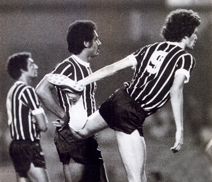 A imagem &eacute; do ano de 1979. S&oacute;crates faz alongamento, Gerald&atilde;o (centro) e Bas&iacute;lio, ao fundo. Foto: Placar