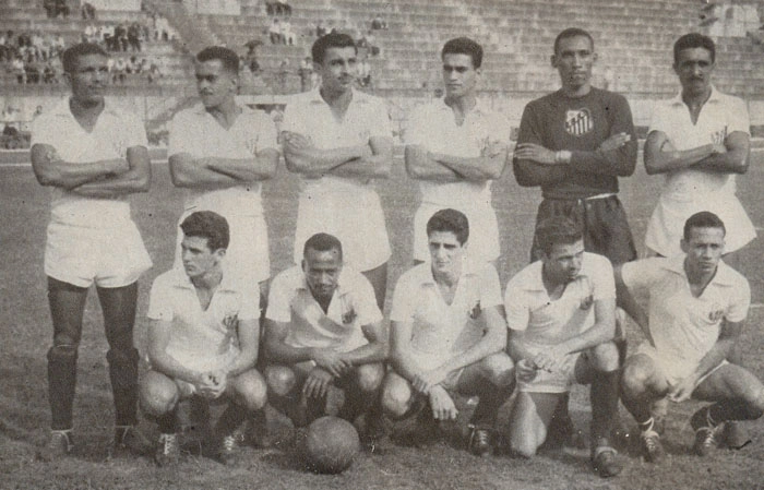 Grandes nomes já figuraram na equipe: em pé, da esquerda para a direita - Ivan, Zito, Formiga, Urubatão, Manga e Hélvio; agachados - Del Vecchio, Valter, Álvaro, Vasconcelos e Tite. Foto: Reprodução, revista veiculada pelo Santos na década de 70