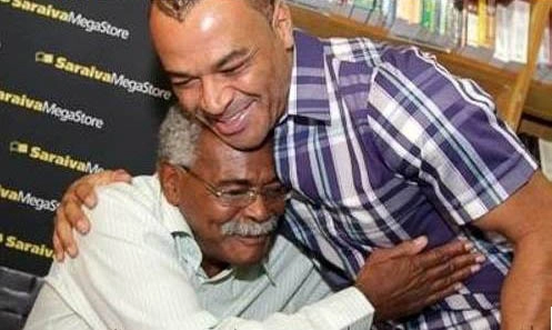 Coutinho recebe abraço de Cafu em julho de 2012 durante o lançamento do livro `Coutinho, o Gênio da Área