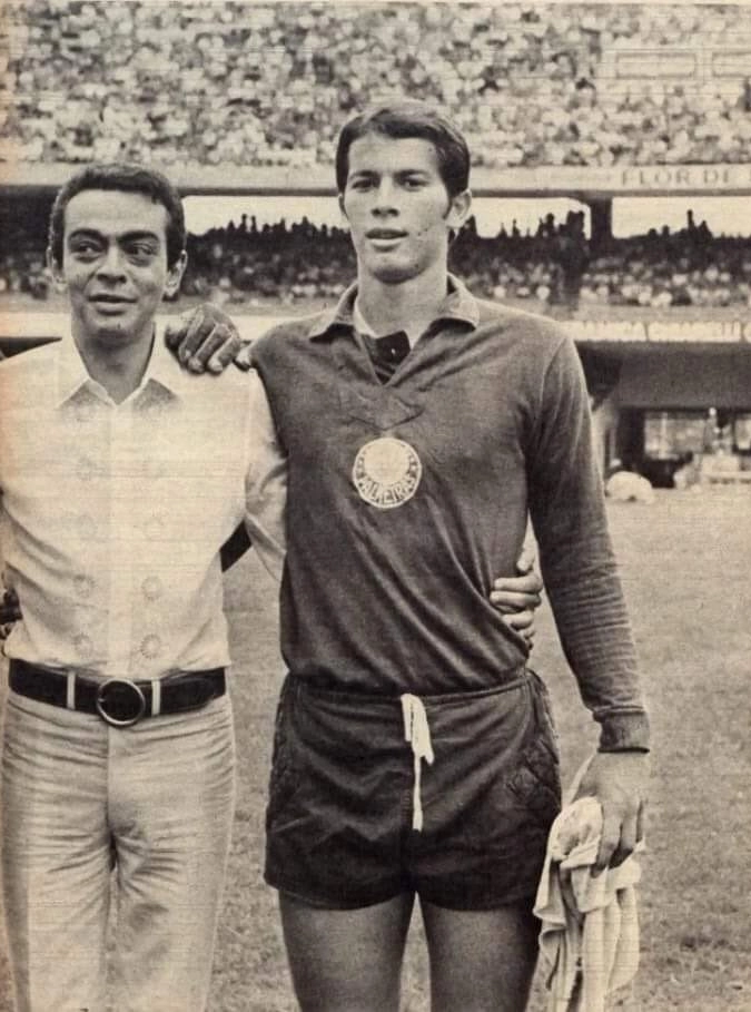 Anos 70: Chico Anysio posa ao lado de Emerson Leão antes de um clássico entre Corinthians e Palmeiras