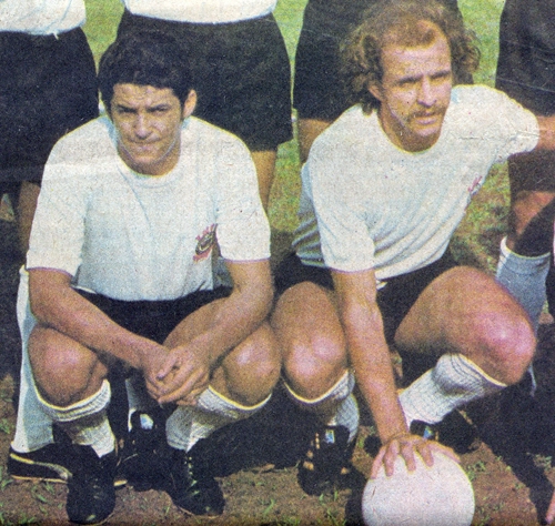 Vaguinho e Lance lado a lado em pose do Corinthians do início da década de 1970