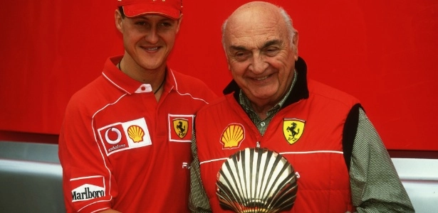 Michael Schumacher e José Froilán Gonzalez, primeiro a vencer com a Ferrari na Fórmula 1. O argentino recebendo homenagem, entregue pelo piloto alemão. Foto: UOL