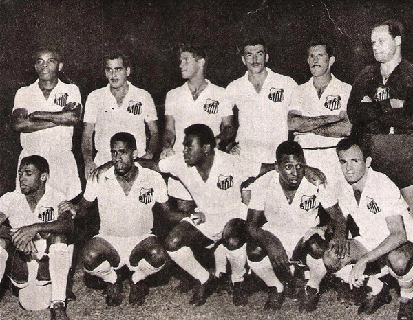 Em pé, da esquerda para a direita, Lima, Zito, Calvet, Olavo e Laércio. Agachados, da esquerda para a direita, Dorval, Mengálvio, Coutinho, Pelé e Pepe. Foto: Reprodução/Revista do Santos 