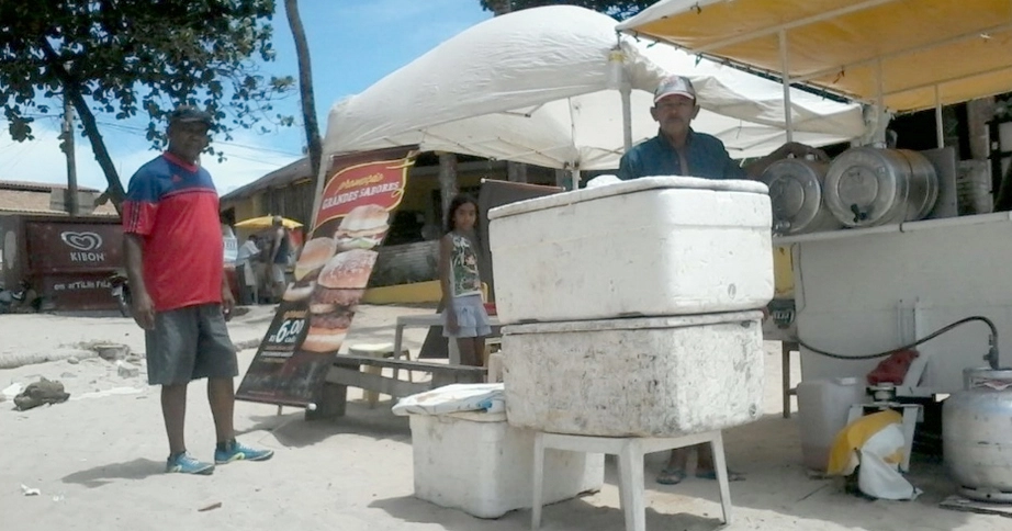 Em fevereiro de 2015, em Maceió, onde vende lanches na praia. Foto: arquivo pessoal de César