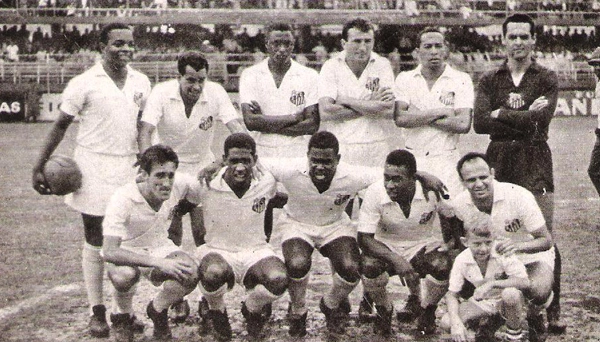 Em pé, da esquerda para a direita: Lima, Zito, Haroldo, Ismael, Modesto e Gylmar. Agachados, da esquerda para a direita: Toninho Guerreiro, Mengálvio, Coutinho, Pelé e Pepe. Foto: Reprodução/Revista do Santos 