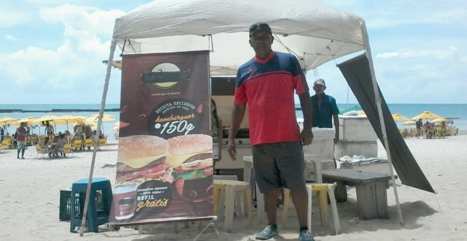 Em fevereiro de 2015, em Maceió, onde vende lanches na praia. Foto: arquivo pessoal de César