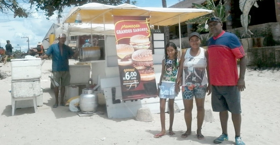 Ao lado da esposa Maria, que o ajuda na venda de lanches em praia de Maceió. Foto: arquivo pessoal de César