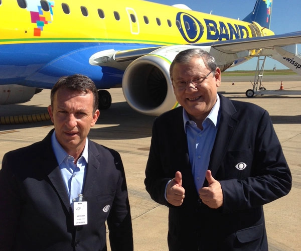 Milton Neves e Neto na frente do novo avião Band-Azul.