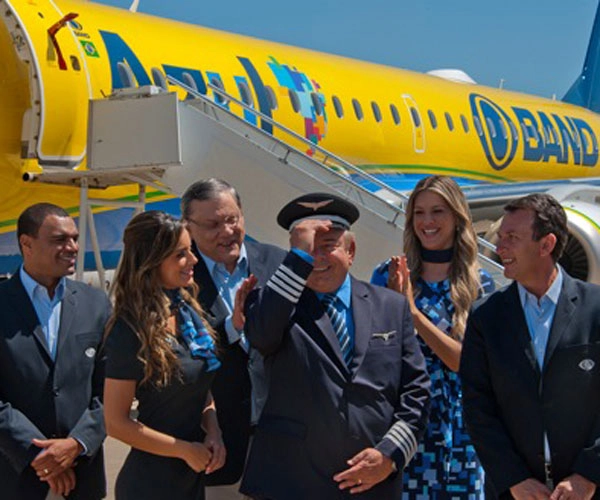 Equipe da Band na frente da aeronave. Denílson, Paloma Tocci, Milton Neves, Luciano do Valle, Renata Fan e Neto.