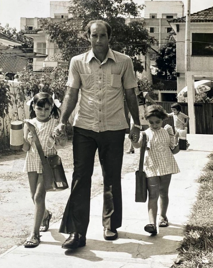 O cuidadoso papai Gérson levando as filhas para o colégio nos anos 70. Uma delas morreu em um acidente automobilístico quando tinha apenas 24 anos. Foto: arquivo pessoal de Gérson