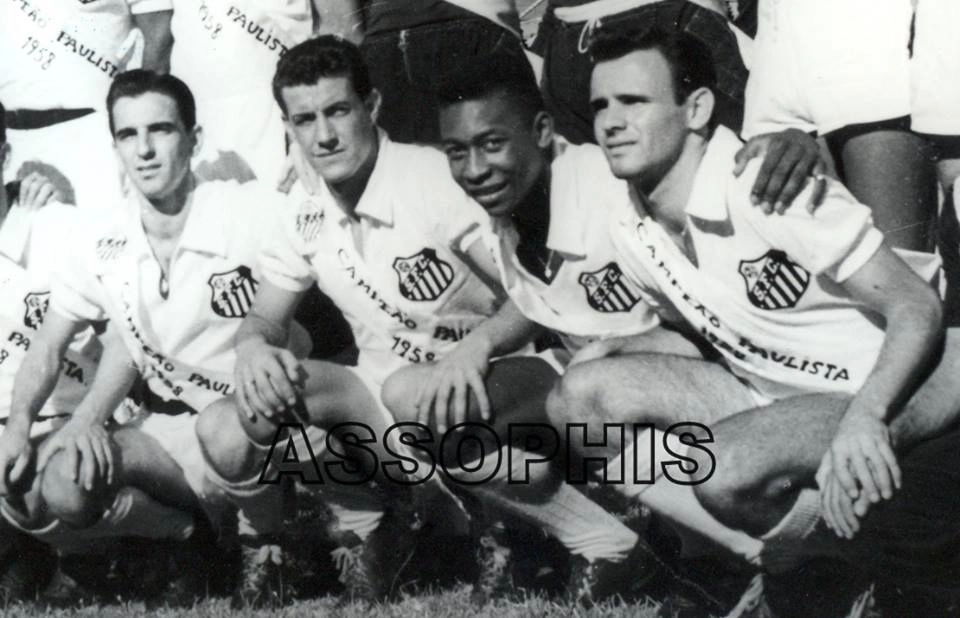 Pagão, Guerra, Pelé e Pepe em 1959, com suas faixas de campeões paulistas. Foto: ASSOPHIS