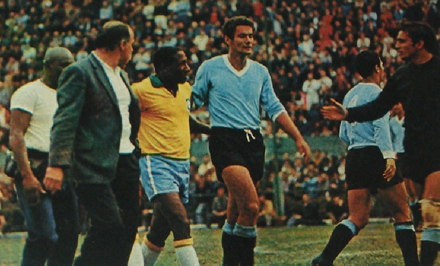 Intervalo de jogo de Brasil e Uruguai. Djalma Santos e Pedro Rocha. Foto enviada por Roberto Saponari