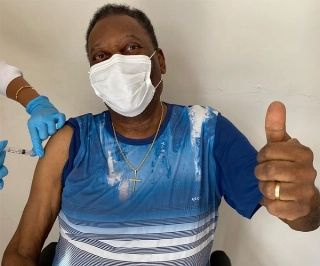 Rei do Futebol foi vacinado em Santos, onde reside. Foto: Instagram