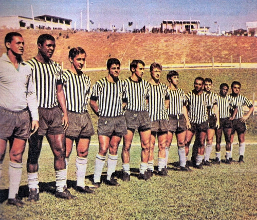 Atlético Mineiro com os seguintes jogadores da esquerda para a direita: Careca, Humberto Monteiro, Vanderlei, Vaguinho, Grapete, Oldair, Lola, Tião, Vander, Lacy e Cincunegui