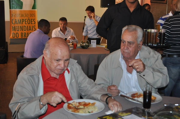 Pepe e Zito almoçam juntos. Ravioli ao sugo caprichado no encontro dos campeões mundiais de futebol em 25 de abril de 2013, no Espaço Unyco, no Estádio do Morumbi. Atrás deles estão Paulo Sérgio, Gylmar Rinaldi e Juninho Paulista, em pé, ao celular. Foto: Marcos Júnior/Portal TT