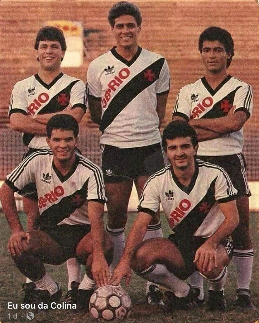 Um sexteto de muito talento que jogou junto no Vasco da Gama na d&eacute;cada de 1980. Em p&eacute;, da esquerda para a direita: Mauricinho, Roberto Dinamite e Rom&aacute;rio. Agachados: Geovani e Tita