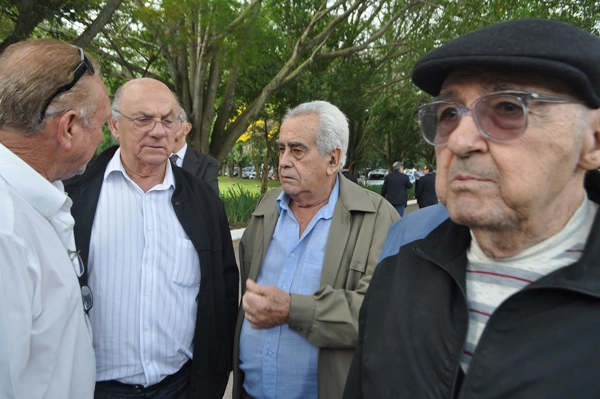 Da esquerda para a direita, o segundo é Dino Sani, seguido de Zito e Mário Travaglini no Cemitério do Morumby, em 26 de agosto de 2013, dia do sepultamento de Gylmar dos Santos Neves. Foto: Marcos Júnior/Portal TT