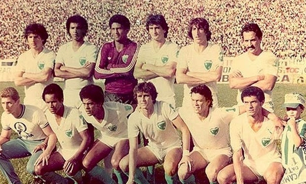 Londrina campe&atilde;o da Ta&ccedil;a de Prata em 1980. Em p&eacute;: Toninho Paranaense, Gilberto, Jorge, Z&eacute; Ant&ocirc;nio, Fernando e Vanderlei Paiva. Agachados: Venturini (massagista), Z&eacute; Dias, L&iacute;vio, Paulinho, &Eacute;verton e Nivaldo. Foto: Folha de Londrina