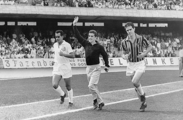 Depois da conquista, Jofre deu a volta olímpica no estádio do Murumbi com Zito, do Santos, e Gersio Passadore, do São Paulo. Foto: iG
