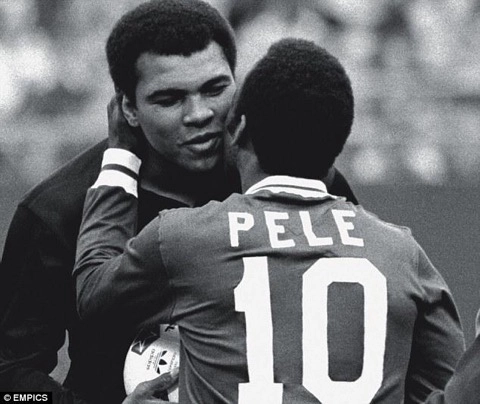 O português Eusébio recebe o carinho do rival brasileiro Pelé