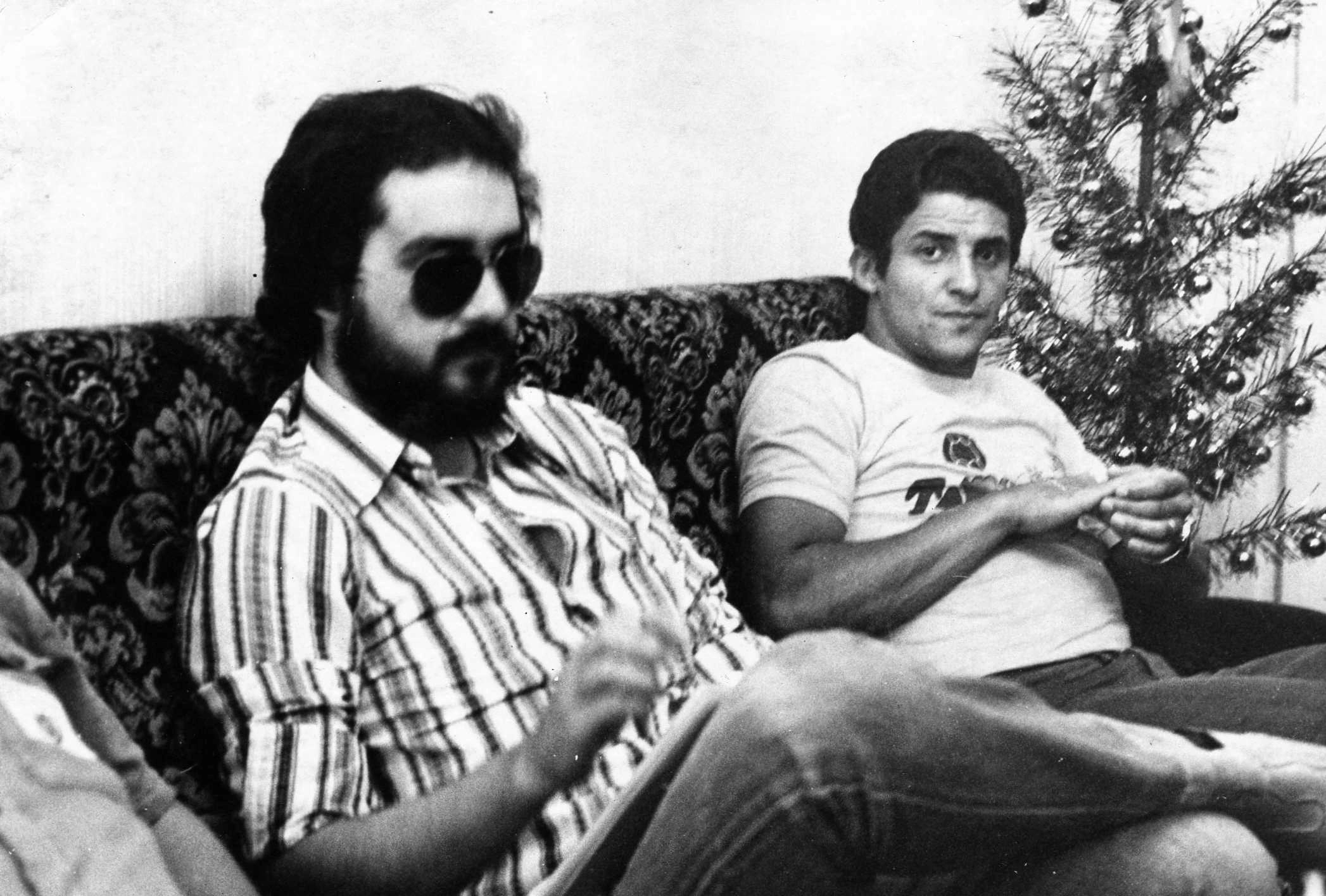 Em 1975, Barrero entrevista o ponta-direita corintiano Vaguinho em seu apartamento do Edificio Vicente Matheus, em São Paulo. Ao lado, uma árvore com bolinhas indica que é Natal