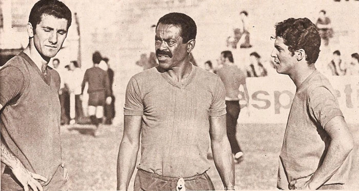 Baltazar (no centro), era o técnico do Corinthians em 1971 e recebeu os recém-contratados Baldochi (à direita) e Vaguinho, vindos do Palmeiras e Atlético Mineiro, respectivamente. Reprodução da revista Grandes Clubes Brasileiros - Corinthians, nº 6, de 1971