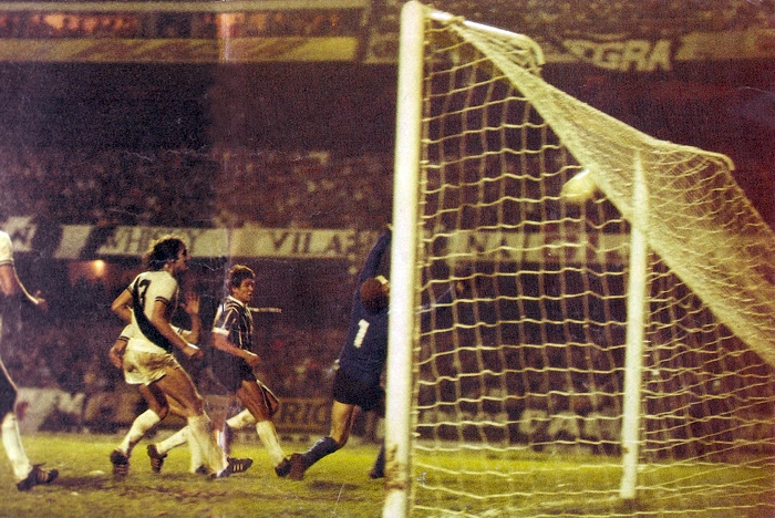 Vaguinho (jogador do Corinthians) chutando a bola no travessão em lance histórico que resultou no gol de Basílio. Foto reprodução Revista Placar