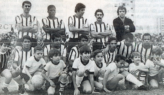 Em pé, da esquerda para a direita: Baldochi, Zé Maria, Luiz Carlos, Rivellino e Ado. Agachados: Vaguinho, Suingue, Mirandinha, Tião, Aladim e Pedrinho