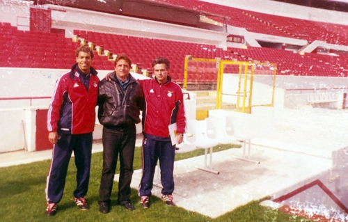 Para se tornar um bom comandante de times de futebol, nada como buscar conhecimento com quem entende do assunto. Aqui, o ex-zagueiro do Náutico Douglas está no centro, em foto realizada durante estágio que realizou no Benfica, de Portugal, com José Mourinho (aqui, à direita). À esquerda, Mozer