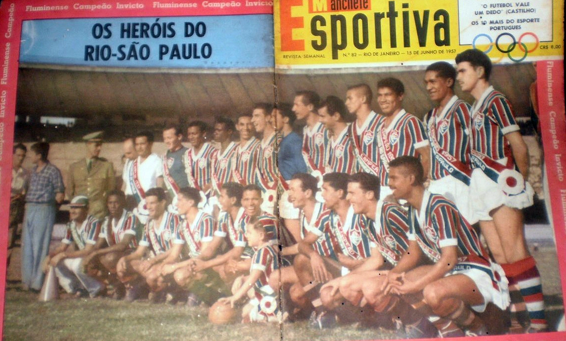 O elenco do Fluminense que venceu de forma invicta o Torneio Rio-São Paulo de 1957. Em pé, da direita para a esquerda, veja Cacá (lateral que também jogou no Botafogo e na Portuguesa), Waldo, Jair Marinho, Altair, jogador não identificado e Pinheiro. Agachados, mas desta vez da esquerda para a direita, o segundo é Escurinho e o terceiro é Telê Santana. Por conta da baixa qualidade da foto, não conseguimos identificar os demais jogadores. Se você puder nos ajudar, mande um e-mail para redacao@terceirotempo.com.br. Foto: Reprodução/Manchete Esportiva