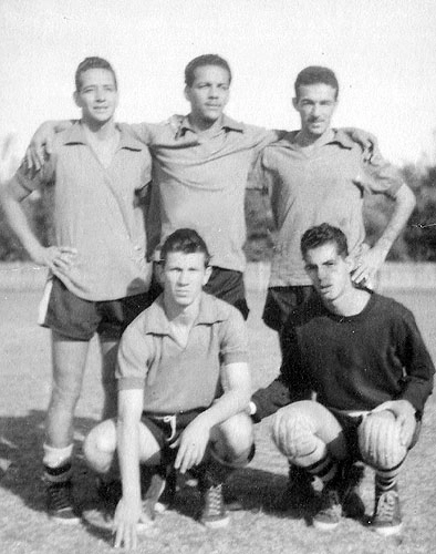 Em pé, da esquerda para a direita: Nélio (ex-Fla), Cosme (ex-Olaria) e Cezar (ex-Lusa). Agachados: Puskas e Ita. 