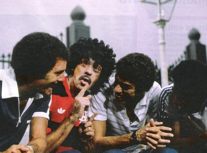 Dias antes da equipe rubro-negra embarcar para Tóquio, na disputa do Mundial de Clubes de 1981, Coalhada encontra com atletas do Mengão: da esquerda para a direita: Júnior, Coalhada, Mozer e Carlos Alberto. Foto: Placar