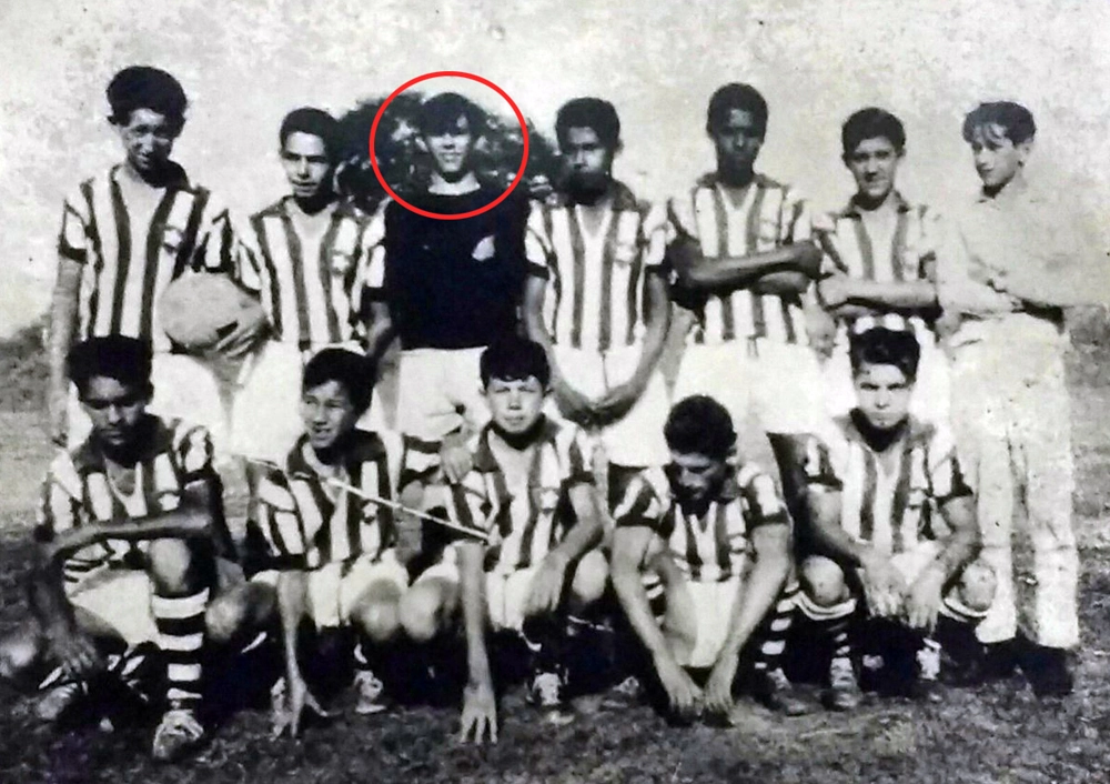 Uma foto histórica, a primeira da carreira do Waldir Peres, no Corintinha de Garça-SP, no ano de 1965. Em pé, da esquerda para direita: Arcenio, Otacílio, Waldir Peres, José Carlos, Joãozinho e Luiz Conessa (presidente); agachados: João, Romildo, Valdo, Celsinho e Cirso Luporini. Um detalhe: o Corintinha posando com a camisa do Botafogo? Isso mesmo. Tudo porque na época era difícil um time comprar um uniforme. Como o Corintinha era formado somente por garotos, ficava mais difícil ainda. Então jogavam com a camisa emprestada pelo Botafoguinho, do Egídio, no melhor estilo “fair-play”. Foto e legenda: Tico Cassolla