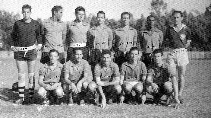 Em pé, da esquerda para a direita: Ita, Nelson Faria, Calé, Nélio, Carlos, Jair e o técnico Hortêncio. Agachados: Rubita, Cosme, Cezar, Roberto e Puskas.