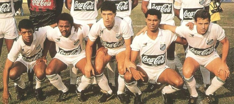  Em 1989, Carlos Alberto Isidoro, o Carlinhos, Juary Jorge e Cesar Ferreira, Almir Ernani e Heriberto, com a tradicional camisa branca do Santos Futebol Clube. Foto: ASSOPHIS