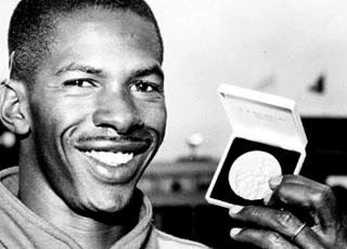Em 1952, com a medalha de ouro em Helsinque. Foto: Divulgação