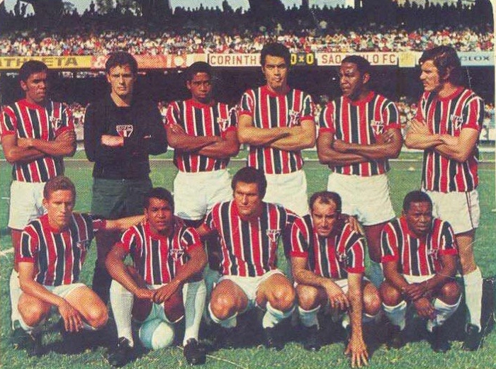 Equipe do São Paulo em 1970, antes de jogo contra o Corinthians, no Morumbi, válido pela Taça de Prata (Robertão). A partida aconteceu em 11 de outubro de 1970, vitória do Corinthians por 2 a 1 (gols de Aladim e Benê para o Corinthians) e Terto para o Tricolor. Em pé, da esquerda para a direita: Adailton, Sérgio Valentim, Gilberto, Edson, Jurandir e Pablo Forlán. Agachados: Paulo, Terto, Pedro Rocha, Gérson e Paraná. Foto: Revista Grandes Clubes Brasileiros, edição especial, de 1971