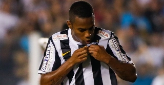 Os jogadores recorrem diariamente ao gerente de futebol, Zinho, para que ele convença o Comitê Gestor do Santos a liberar o pagamento