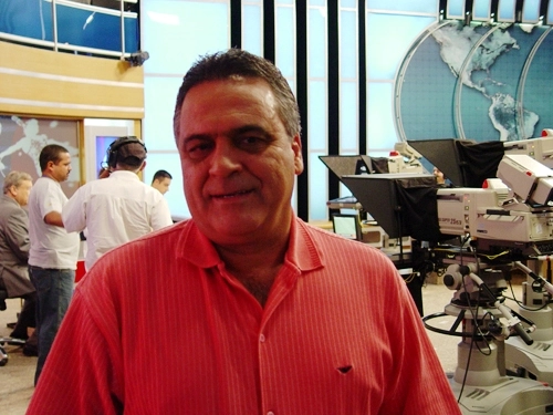 Benazzi nos estúdios da Record News, em 2007. Repare que Milton Neves, ao fundo, se prepara para entrar no ar