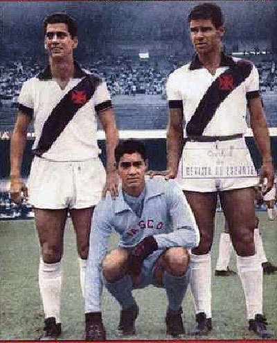 Da esquerda para a direita, em pé: Da esquerda para a direita, em pé: Paulinho, o goleiro Ita agachado e Brito. Foto enviada por Roberto Saponari