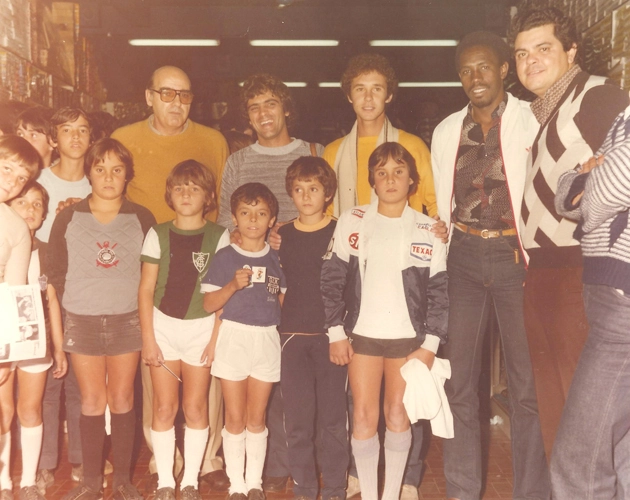 Com garotos que disputaram torneio de futebol de salão. Da esquerda para a direita: Mário Travaglini, Vágner Benazzi, Jorginho e Ataliba. Foto: Sarkis