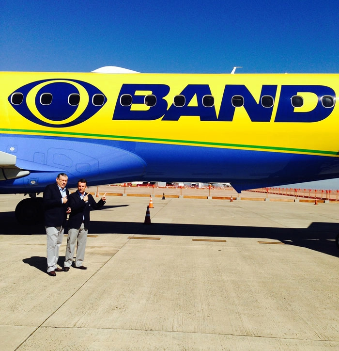 Milton Neves e Neto apreciando o grande avião Band-Azul.