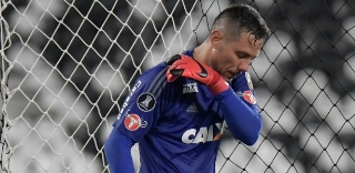 D. Alves assiste jogo do Fla, vibra, mas Dorival e diretoria evitam assunto