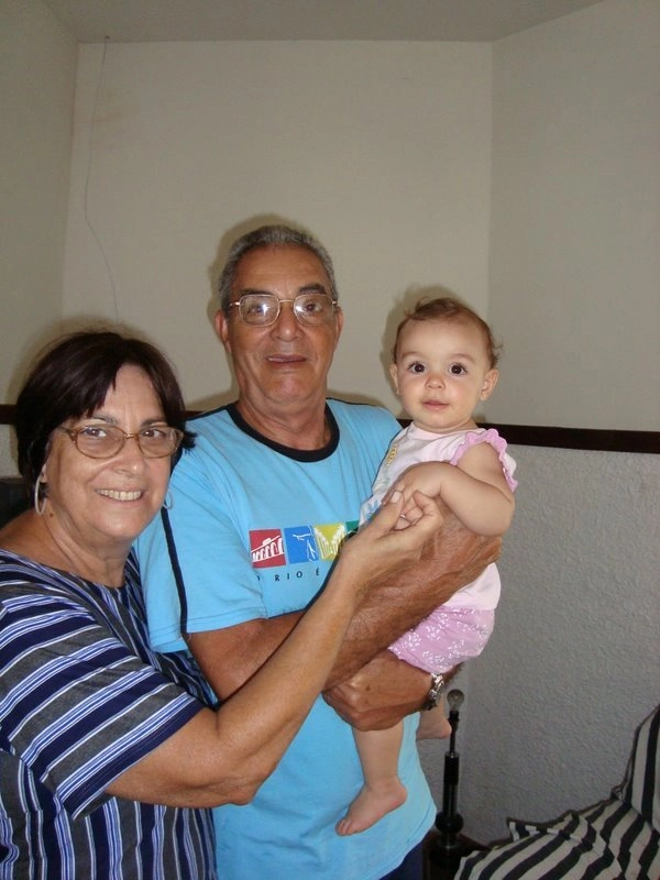 Os avós Walda e Ita com a netinha Gabriela. Foto: arquivo pessoal de Walda Vieria da Silva