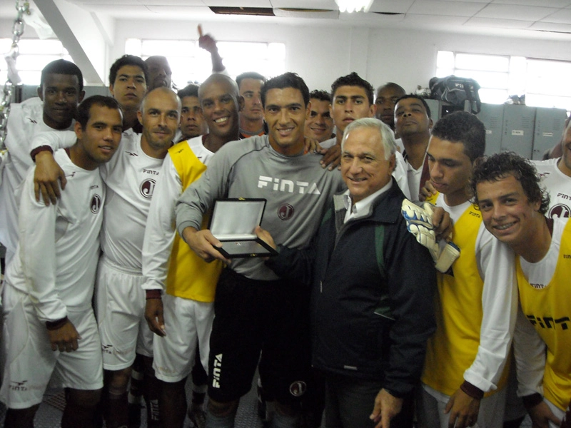Em 17 de setembro de 2008, o goleiro Marcelo recebeu uma placa do Clube Atlético Juventus das mãos do então presidente Armando Raucci, que está ao seu lado na foto. Foto: Divulgação/Clube Atlético Juventus 