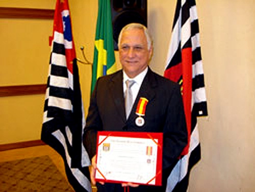 Em 27 de julho de 2009, recebendo a Medalha da Ordem Nacional do Mérito Futebolístico, outorga concedida pela Federação Paulista de Futebol no Hotel Mercure, em Santo André. Foto: Divulgação/Clube Atlético Juventus 